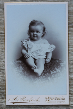 CDV Foto auf Karton / Regensburg / 1890-1910 / Foto Atelier A Brockesch / Zur Schönen Gelegenheit / Baby Kind Mädchen